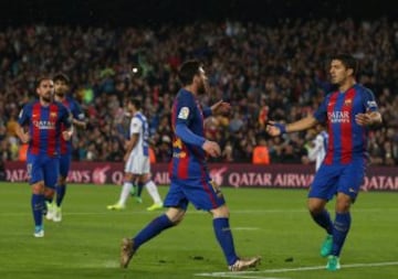 Soccer Football - Barcelona v Real Sociedad - Spanish La Liga Santander - Camp Nou stadium, Barcelona, Spain - 15/04/2017. Barcelona's Lionel Messi and Luis Suarez celebrate a goal against Real Sociedad. REUTERS/Albert Gea