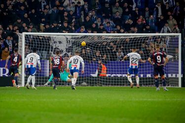 El danés sigue infalible y tras un nuevo doblete, suma cinco goles en los últimos tres partidos. El máximo goleador de Segunda, con 14 tantos, abrió el marcador rematando en el segundo palo, en un córner; y dio la victoria final, en el 99', desde el punto de penalti.