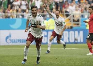 'Cracklitos' fue un caso especial. Nunca debutó con Chivas en Primera División, pero tras ser campeón del mundo Sub-17 el Arsenal se hizo de sus servicios, pero fue cedido al Celta de Vigo, ellos mandaron al Salamanca y ahí debutó. Se fue al Osasuna, regresó con el cuadro inglés, pasó por el West Bromwich y para el 2011 la Real Sociedad lo firmó. Ahí vivió sus mejores momentos. En seis años con los Realistas se convirtió en el sexto mejor goleador de la institución y en el 2017 los dejó para irse a la MLS.