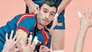 <b>EL MEJOR. </b>Miguel Ángel Falasca coloca la pelota entre dos rusos.