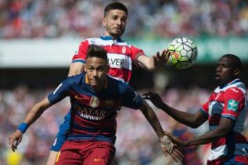 Neymar and Fran Rico dispute a ball at Granada.