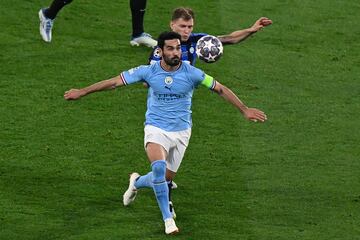 Ilkay Gundogan intenta contral el balón ante la oposición de Nicolo Barella.