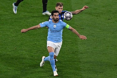 Ilkay Gundogan intenta contral el balón ante la oposición de Nicolo Barella.