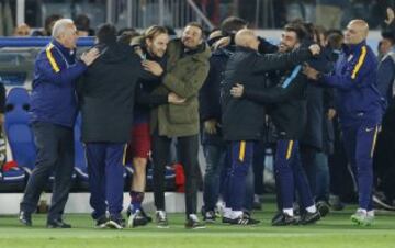 Luis Enrique celebra el título conseguido con Rakitic.
