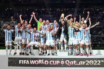 Leo Messi y el resto de jugadores argentino, celebran con la Copa del Mundo.