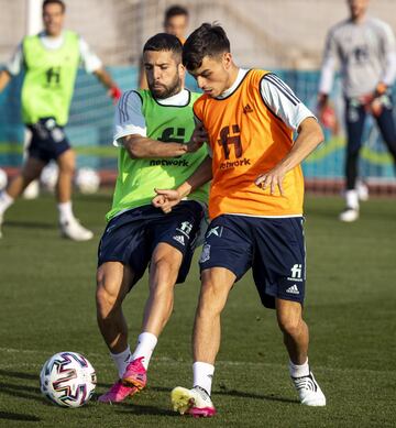 Jordi Alba con Pedri. 