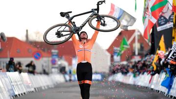 Mathieu Van der Poel celebra su victoria en el Mundial de Ciclocross 2019 en Bogense, Dinamarca.