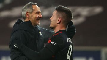 Adi Huetter, entrenador del Eintracht, con Jovic.