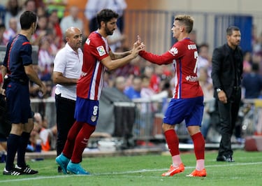 En verano de 2014 toma una decisión que marcaría su vida: se casaba con Inés Sánchez. Aunque seguía en la plantilla colchonera, en el verano de 2015 ya sabía que su etapa allí había concluido. Tuvo un brillante colofón. El 22 de agosto de 2015 jugó su último partido como jugador del Atlético de Madrid, ante Las Palmas. Se despidió tras 329 partidos (216 como titular), 44 goles y siete títulos. El cierre fue como segundo capitán tras Gabi. Levantaron la Supercopa de España ante el Madrid. En aquel lejano 2014, en su tierra natal, fue fundada la Peña Atlética Navarra Raúl García. Al fin Navarra tenía un colectivo colchonero, la última comunidad autónoma que quedaba. Antes de irse, igualó el récord de participaciones en competición internacional con el Atlético de Madrid que ostentaba Adelardo con 66. El 29 de agosto de 2014 fue incluido por primera vez en una convocatoria de la Selección por Vicente del Bosque para el amistoso ante Francia y para el partido clasificatorio para la Eurocopa 2016 ante Macedonia. El 4 de septiembre debutó, como titular, en el amistoso ante Francia disputado en el Stade de France (1-0). El 18 de noviembre de 2014 fue titular en el partido amistoso ante Alemania, disputado en Balaídos (0-1). “Me veo como pivote defensivo con España”, aseveró. Por una razón: "EHay mucha gente con calidad en posiciones más adelantadas, como Iniesta, Silva, Cesc. Simeone le tributó una cálida despedida: "Donde ha estado ha sabido competir muy bien".