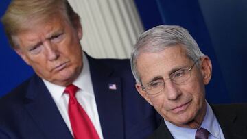 En esta foto de archivo tomada el 22 de abril de 2020, el director del Instituto Nacional de Alergias y Enfermedades Infecciosas, Anthony Fauci, flanqueado por el presidente de Estados Unidos, Donald Trump, habla durante la sesi&oacute;n informativa diaria sobre el nuevo coronavirus en la Casa Blanca en Washington. 