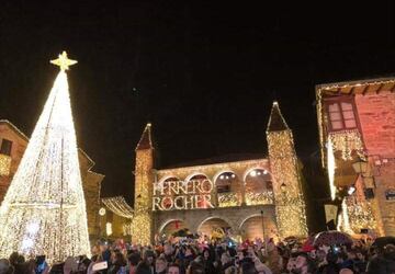 Ferrero Rocher iluminó la Plaza Mayor del pueblo zamorano de Puebla de Sanabria para ser la localidad mejor iluminada de España.