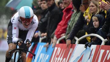 Geraint Thomas voló bajo la lluvia y es el primer líder