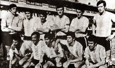 La selección argentina, campeona del mundo en 1978 y 1986, no acudió a las citas de 1950 y 1954, las dos primeras ediciones posteriores al parón por la II Guerra Mundial. En ambas ocasiones fueron por decisiones burocráticas de la propia Federación argentina. En el primero de los casos, la AFA avisó que no participaba a escasos seis meses del comienzo de la competición (lo hizo oficial el 26 de enero de 1950). El motivo esgrimido fue que mantenían unas serias diferencias con Brasil, con la Confederación Brasileña de Deportes por no haber autorizado la AFA la presentación de un partido en Buenos Aires del Bangú, un equipo brasileño. No sólo eso, los brasileños acusaban a los argentinos de haberlos boicoteados. Los argentinos se lo tomaron a pecho: al celebrarse el Mundial en tierras brasileñas, los argentinos decidieron no acudir. 
En 1954, cuando Argentina no podía contar con casi todas sus grandes estrellas, tampoco acudió a la cita de Suiza: no acudió siquiera a las eliminatorias en Sudamérica… 
La primera vez que la selección albiceleste no se clasificó en el césped fue para México 1970. Un mal inicio en la fase de clasificación contra Bolivia y Perú lastró a la selección argentina que no pudo remontar. No obstante, las complicaciones veían de antes. La inestabilidad en el banquillo albiceleste que tuvo en los dos años anteriores cinco entrenadores distintos. El que más tiempo estuvo fue José María Minella que estuvo al frente durante ocho partidos. 
