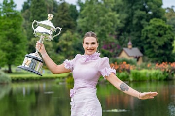 Aryna Sabalenka posando con el trofeo de campeona del Abierto de Australia en los Jardines Reales de Melbourne.