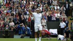 Federer saluda al p&uacute;blico de Wimbledon.