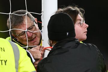 Ocurrió en el minuto 50 del Everton-Newcaslte. Un espectador, con una camiseta en la que se leía 'Just stop oil' se ha atado con una brida al poste. El partido estuvo parado durante siete minutos hasta que la seguridad del estadio del Everton consiguió romper la brida.