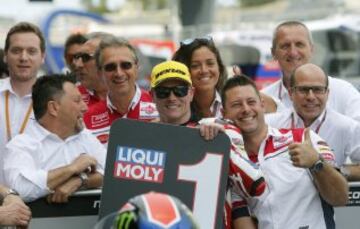 El piloto británico de Moto2 Sam Lowes celebra la pole.