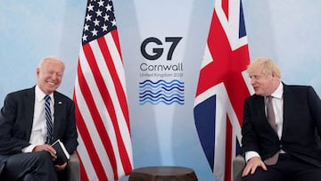 El presidente de Estados Unidos, Joe Biden, se r&iacute;e mientras habla con el primer ministro brit&aacute;nico, Boris Johnson, durante su reuni&oacute;n, antes de la cumbre del G7, en Carbis Bay, Cornwall, Gran Breta&ntilde;a, el 10 de junio de 2021. 