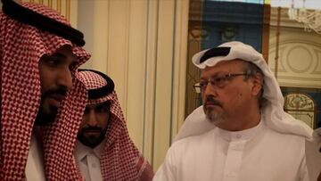 Khashoggi, de blanco, junto a Mohammed bin Salman (izquierda) en una imagen de archivo.