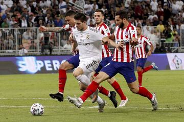 Luka Jovic entre José María Giménez y Felipe Monteiro.