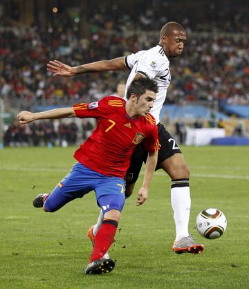 David Villa estuvo m芍s desacertado que en los anteriores partidos. Quiz芍 con el v谷rtigo de igualar un registro hist車rico (marcar en seis encuentros seguidos en el Mundial), se ator車 un poco, pero no dud車 en fajarse con los titanes alemanes. Estuvo a punto de marcar tras una gran jugada de Iniesta, pero no lleg車 a rematar.