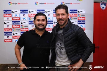 Cholo Simeone con Tunku Ismail, Príncipe de Johor.