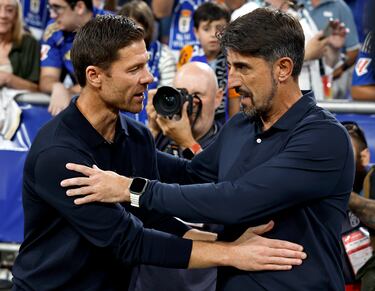 Xabi Alonso y Veljko Paunovic se saludan antes del inicio del partido. 