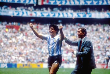 Bilardo fue seleccionador de Argentina desde 1983: su objetivo era ganar el Mundial de 1986. Para conseguirlo, nombró capitán a Maradona: de esa manera le daba galones en el terreno de juego. Armó un equipo que acompañara al Pelusa y hacer que la calidad del 10 desequilibrara los encuentros. Y el plan le salió bien. En la imagen Maradona y Bilardo celebran el triunfo contra Alemania en la final.