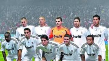 <b>TEMPORADA 2009-10. </b>Arriba, de izquierda a derecha: Benzema, Pepe, Casillas, Sergio Ramos, Garay,Xabi Alonso; Abajo, de izquierda a derecha: Lass, Arbeloa, Kaká, Higuaín y Marcelo.