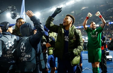 Los futbolistas del PSG celebran su victoria en el partido de la UEFA Champions League ante el Manchester City en París.