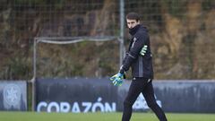 Iv&aacute;n Villar se pone los guantes antes de un entrenamiento del Celta en A Madroa. 