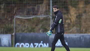 Iv&aacute;n Villar se pone los guantes antes de un entrenamiento del Celta en A Madroa. 