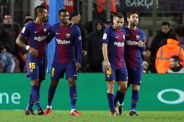 Gol 3-0 de Paulinho, celebrando su gol ante el Levante con el portugués Nélson Semedo (2i), Jordi Alba (2d)n y el delantero argentino Leo Messi