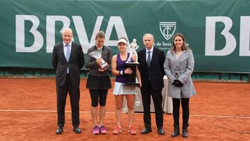 Jasmine Paolini posa con el trofeo de campeona del BBVA Open de tenis que se ha celebrado en Valencia.