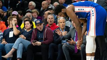 Joel Embiid se duele de su lesi&oacute;n durante el partido de la NBA que ha enfrentado a los Philadelphia Sixers y los Oklahoma City Thunder
