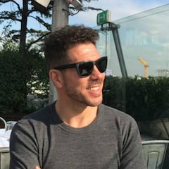 Simeone, en Milán con su novia, su hijo y su representante...