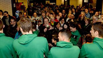 Los Jugadores del Joventut y la directiva han recibido las muestras de apoyo de su afción en un acto celebrado hoy en el Palau Olímpic