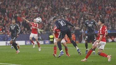 Mbappé aparece libre en el segundo palo para cabecear con precisión el centro perfecto de Asencio.