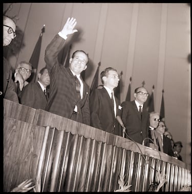 The 1964 coup in Brazil occurred in a context of social polarization and fear of structural reforms. João Goulart, pictured greeting from a balcony, promoted policies considered too progressive by conservative sectors and by Washington. The U.S. intervention supported the military, who sought to halt those changes.
