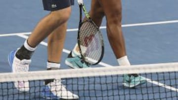 Los estadounidenses Serena Williams y John Isner sonr&iacute;en tras vencer a los checos Lucie Safarova y Adam Pavlasek en el decisivo partido de dobles de la Copa Hopman, que llev&oacute; a los norteamericanos a la final. 