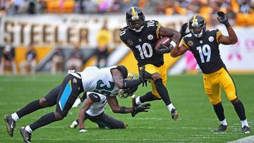 (FILES) This file photo taken on October 07, 2017 shows Martavis Bryant #10 of the Pittsburgh Steelers running upfield after a catch in the second half during the game against the Jacksonville Jaguars at Heinz Field in Pittsburgh, Pennsylvania.
Pittsburgh Steelers wide receiver Martavis Bryant on October 24, 2017 urged the club to make more use of him or allow him to be traded before next week's deadline.Bryant on Sunday triggered speculation about his future after requesting a trade in a post on Instagram which was later deleted. It came after the 25-year-old had caught just one pass for three yards during the Steelers' 29-14 victory over the Cincinnati Bengals.
/ AFP PHOTO / GETTY IMAGES NORTH AMERICA / Joe Sargent