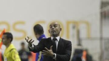 Paco J&eacute;mez da instrucciones en el partido ante el Granada. 