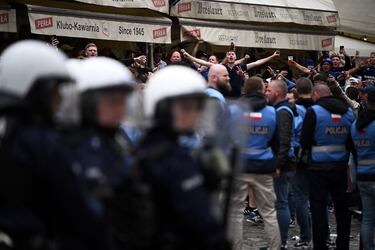 La policía polaca vigila las calles de Breslavia, donde se concentran las aficiones del Betis y del Chelsea, a pocas horas del inicio de la final.