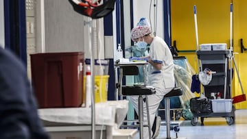 Roma (Italy), 26/11/2020.- Health workers wearing overalls and protective masks in the intensive care unit of the Tor Vergata hospital during the second wave of the Covid-19 Coronavirus pandemic, Rome, Italy, 26 November 2020. (Italia, Roma) EFE/EPA/GIUSEPPE LAMI