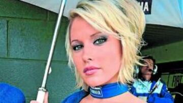 <b>¡Qué maja la de Yamaha!. </b>Es la musa de Valentino y Lorenzo; en realidad es en lo único que están de acuerdo. Estas cosas hay que cuidarlas y la escudería en cuestión lo hace. No pierdan de vista al caballero de, mirando la foto, su derecha. Fija la mirada, impasible el ademán y pensando lo que nosotros, ¡qué maja la de Yamaha!