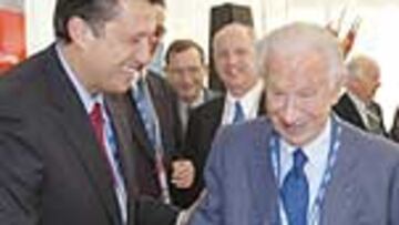 <b>ELOGIOS</B>. Samaranch saluda a Rafael Blanco, ayer, en Madrid.