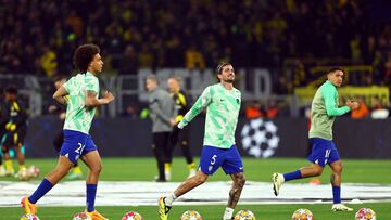 Soccer Football - Champions League - Quarter Final - Second Leg - Borussia Dortmund v Atletico Madrid - Signal Iduna Park, Dortmund, Germany - April 16, 2024  Atletico Madrid's Rodrigo De Paul, Axel Witsel and Nahuel Molina during the warm up before the match REUTERS/Wolfgang Rattay