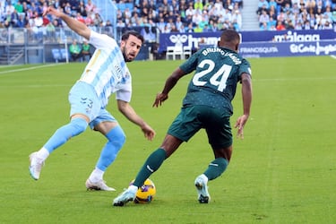 Un autogol de Pastor en el 96 silencia La Rosaleda y alivia al Almera