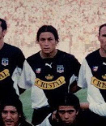2003: Cristián Gómez alcanzó a ser seleccionado chileno en el duelo ante Ecuador por las clasificatorias rumbo al Mundial de 2002. Sin embargo, duró tan solo un año en el Monumental y después de eso tuvo nueve clubes. Junto a él también fue presentado un olvidado Luis Díaz. 