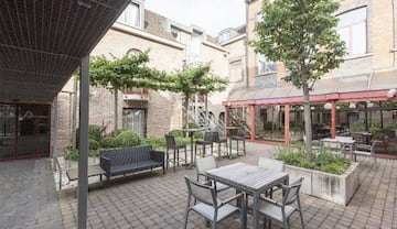 El hotel cuenta con una terraza interior para poder tomarte un café o otra bebida.